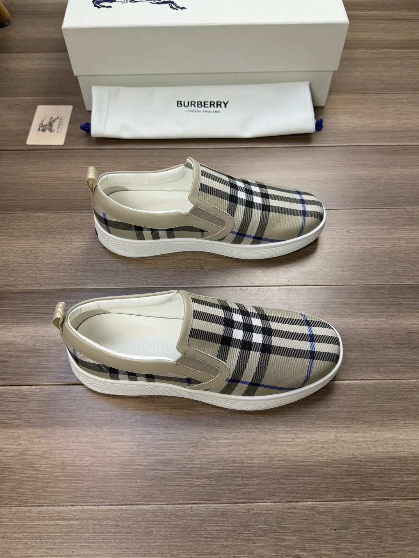 [BURBERRY] Burberry P360💰 - Original order 🔍🔍🔍 - Upper: imported 🔝 brand totem cloth, heel brand webbing decoration - Lining: water-dyed cowhide - Outsole: ultra-light rubber; two-color molded outsole - Super high quality control, fine workmanship: highlighted (high-end, extravagance, grade) -Size: 38-44 (Male 45, can be customized)